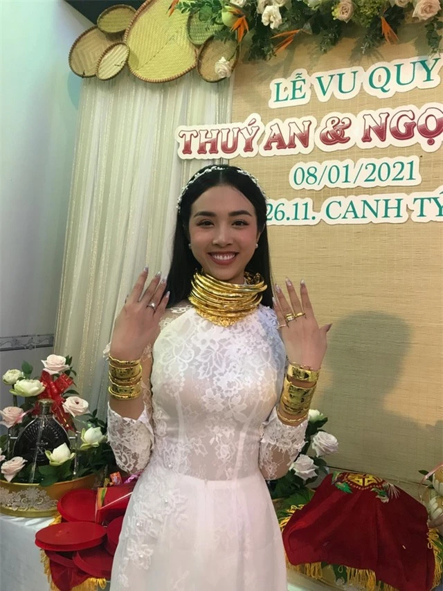 Mỹ nhân Việt đeo vàng trĩu cổ trong lễ Vu quy - 2