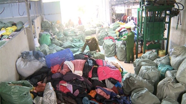 Phá kho hàng quần áo sida khủng: Cả chục tấn, trăm bao tải chất đống - 1