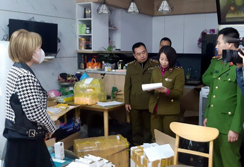 Hà Nội: "Đột kích" kho hàng của nữ chủ tiệm online, thu hàng nghìn sản phẩm