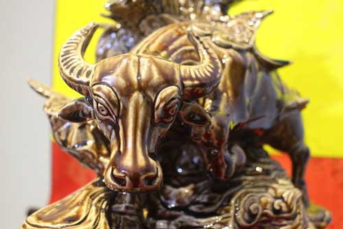 Độc đáo trâu sứ "hóa" thuyền buồm, làm trăm con vẫn không đủ bán