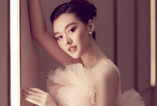 Á hậu Tường San xinh như công chúa lần đầu xuất hiện sau đám cưới