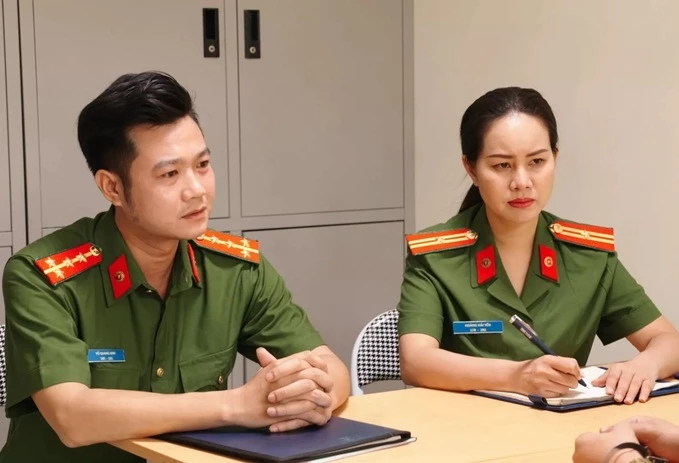 Quang Anh (trái) cùng bạn diễn Lệ Nguyễn.