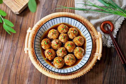 Bữa tối mùa đông có món gà viên hấp thì bao nhiêu cơm cũng hết veo!