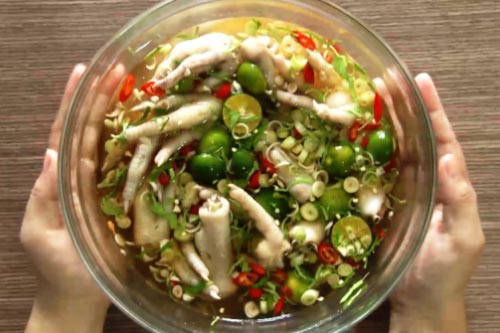 Cách làm chân gà ngâm sả tắc cay giòn hấp dẫn ngay tại nhà