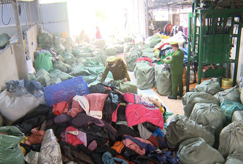 Phá kho hàng quần áo "sida" khủng: Cả chục tấn, trăm bao tải chất đống