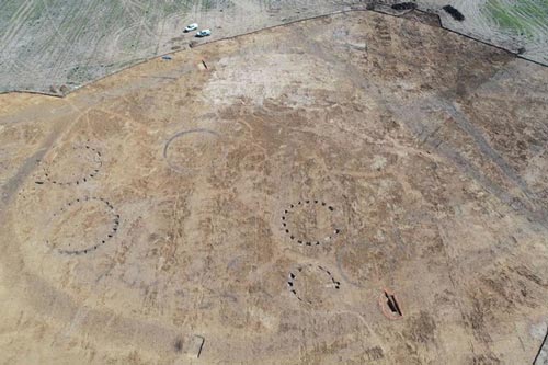 Xây nhà, đào được 17 ngôi nhà cổ và kho trang sức quý 2.000 tuổi