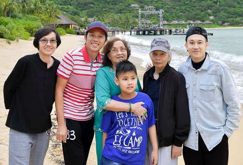 Dương Triệu Vũ khoe loạt ảnh sum họp bên gia đình đầu năm, nghệ sĩ Hoài Linh gây chú ý nhất