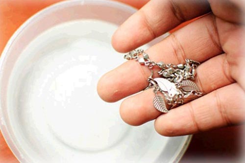 Ném thứ này vào nồi nước sôi, đồ bạc xỉn màu đến mấy cũng sáng bóng như mới ngay tức khắc