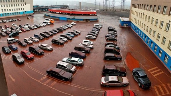 Kinh hãi trận mưa 'máu' nhuộm đỏ toàn bộ bãi xe vùng Siberia
