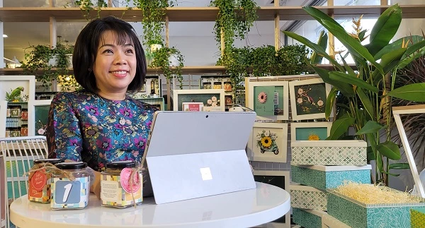 Nữ doanh nhân Lâm Thụy Nguyên Hồng, giảng viên trường Đại học Kiến trúc TP.HCM và bà chủ của Công ty cổ phần Mỹ thuật Gia Long.