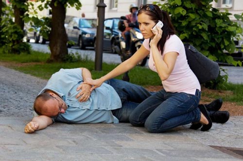 3 sai lầm khủng khiếp khi cứu chữa người bị đột quỵ