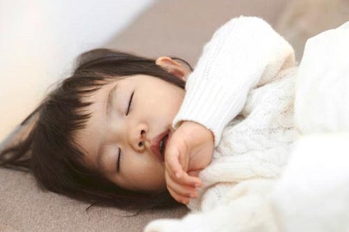 Con há miệng khi ngủ tưởng dễ thương nhưng tiềm ẩn điều nguy hiểm không ngờ