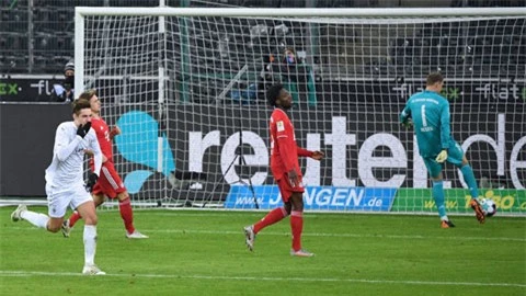 Hàng phòng ngự của Bayern (áo sẫm) thi đấu tệ hại trong trận thua ngược chủ nhà M’gladbach