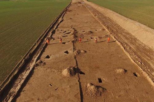 Đào đường đặt cáp, tìm ra hàng loạt kho báu, thị trấn cổ