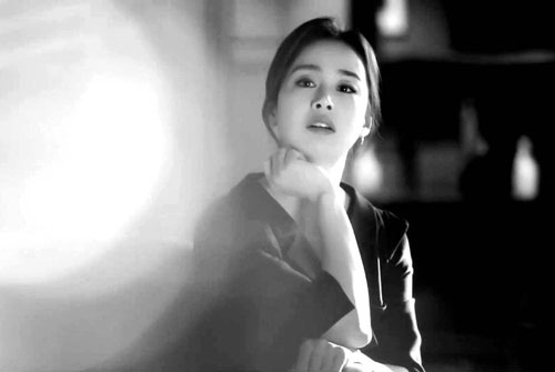 Mới đầu năm Kim Tae Hee đã làm fan giật mình với hình ảnh mẹ 2 con ở tuổi 40