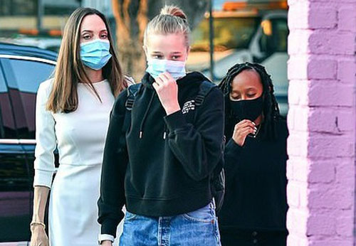 Angelina Jolie thanh lịch đưa con đi mua sắm