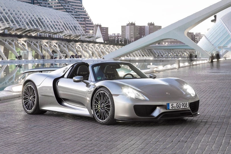 1. Porsche 918 Spyder 2015 (thời gian tăng tốc từ 0-96 km/h: 2,1 giây).