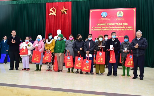 Bộ trưởng Nguyễn Xuân Cường tặng quà hỗ trợ người dân bị thiệt hại do thiên tai ở Thừa Thiên Huế