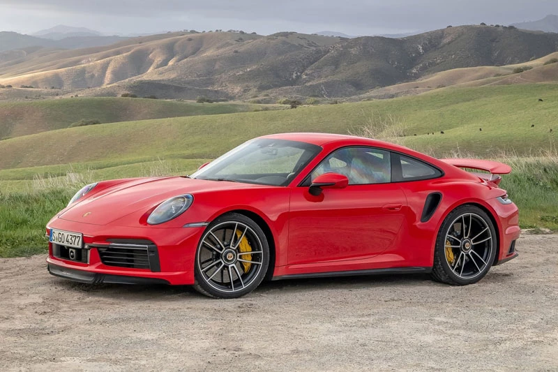 =2. Porsche 911 Turbo S 2021 (thời gian tăng tốc từ 0-96 km/h: 2,2 giây).