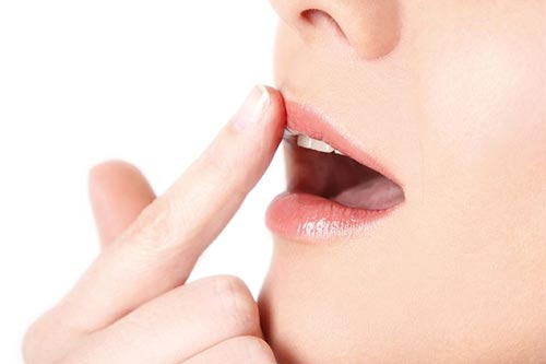 6 mẹo cực đơn giản ''cứu cánh'' cho đôi môi nứt nẻ vào mùa đông