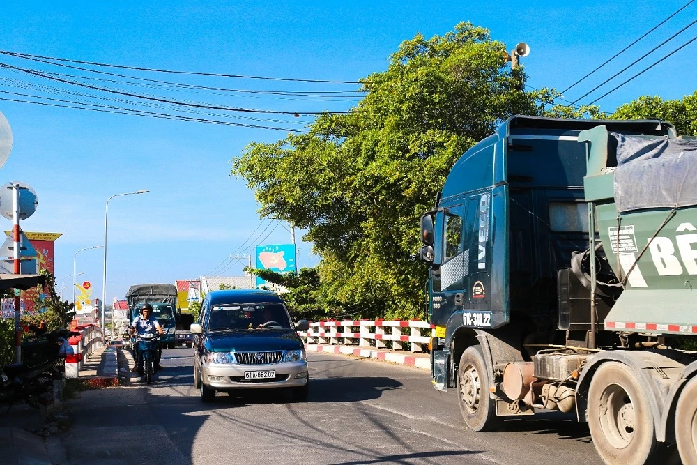 Cầu Đò cũ thường xuyên quá tải giao thông do nhỏ hẹp, chỉ có một làn đường duy nhất cho tất cả các phương tiện tham gia giao thông.