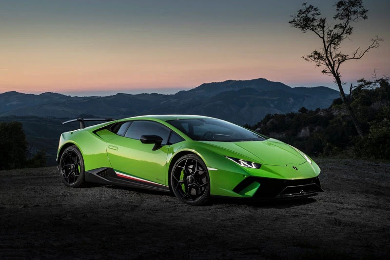 =2. Lamborghini Huracan Performante 2018 (thời gian tăng tốc từ 0-96 km/h: 2,2 giây).