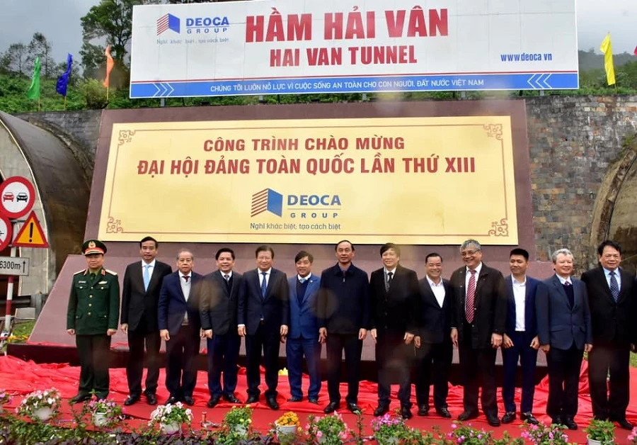 Phó Thủ tướng Trịnh Đình Dũng chụp ảnh lưu niệm cùng lãnh đạo bộ ngành, chủ đầu tư và 2 địa phương TP. Đà Nẵng và Thừa Thiên Huế tại cổng hầm.