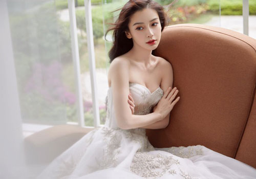 Giữa "ồn ào" tình tay ba, Angelababy xuất hiện xinh đẹp và quyến rũ