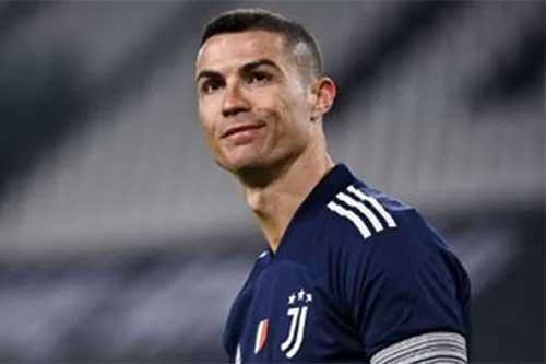 Ronaldo cân bằng kỷ lục cầu thủ ghi bàn nhiều nhất lịch sử bóng đá