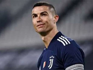 Ronaldo cân bằng kỷ lục cầu thủ ghi bàn nhiều nhất lịch sử bóng đá