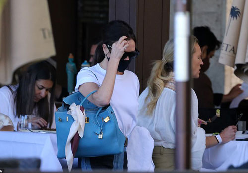 Gia đình Beckham nổi bật khi đi ăn trưa tại Miami