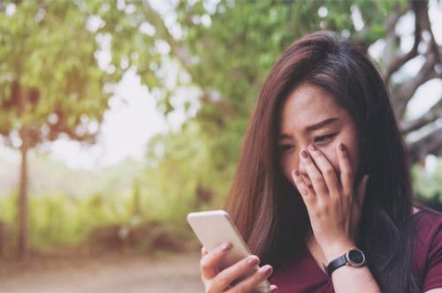 Cần tiền gấp nên giấu chị dâu hỏi vay tiền anh trai, khi nhận được tin nhắn chuyển khoản mà tôi bật khóc hối hận