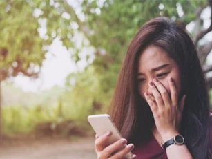 Cần tiền gấp nên giấu chị dâu hỏi vay tiền anh trai, khi nhận được tin nhắn chuyển khoản mà tôi bật khóc hối hận