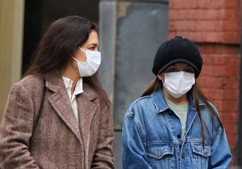 Con gái Tom Cruise ra dáng thiếu nữ, cao gần bằng mẹ khi bước sang tuổi 14