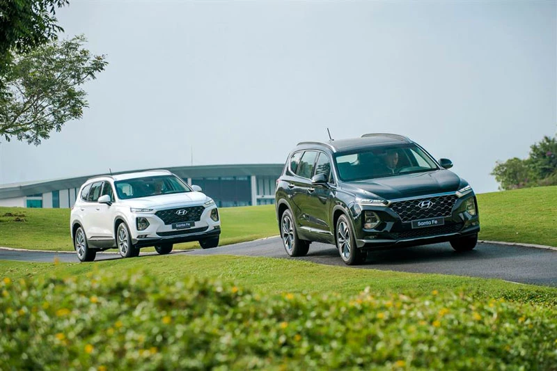 8. Hyundai Santa Fe (doanh số: 1.963 chiếc).