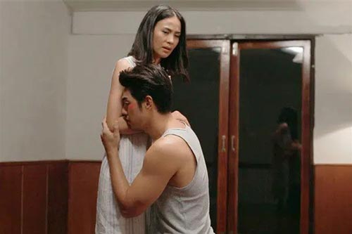 Vợ khăng khăng mặc chiếc áo cũ sờn khiến bạn chồng hiểu lầm là giúp việc, anh tức giận vứt đi nhưng "nghẹn" lại khi nghe lý do