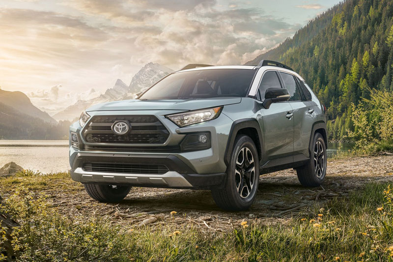 Toyota RAV4 bỏ xa Honda CR-V về doanh số