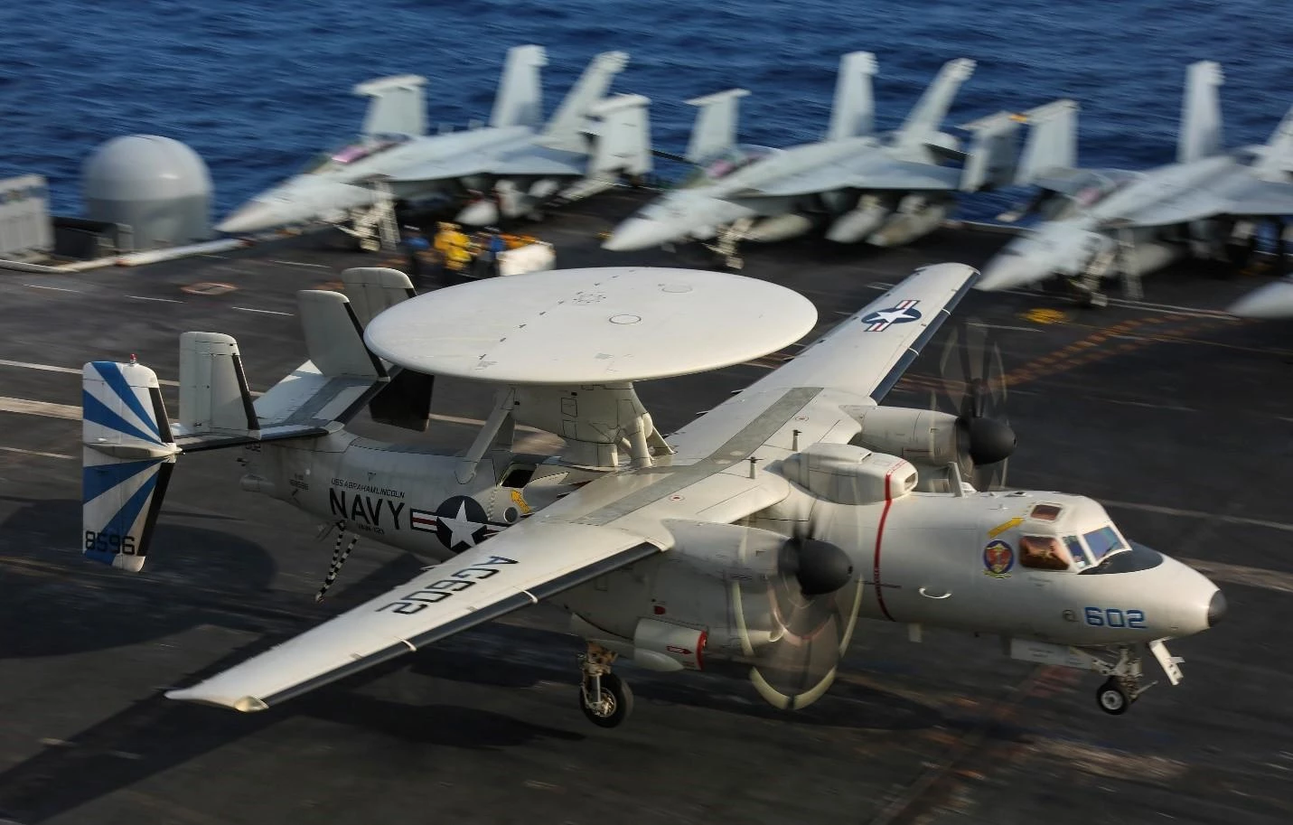 Máy bay chỉ huy - cảnh báo sớm E-2D Advanced Hawkeye. Ảnh: Hải quân Mỹ.