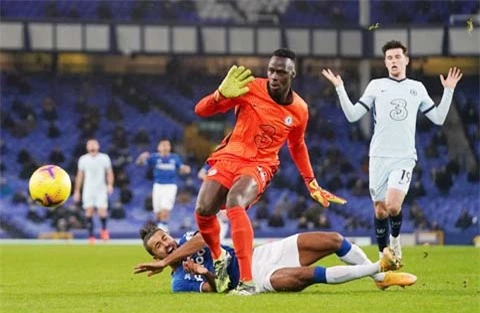 Tình huống Mendy mắc lỗi, khiến Chelsea bị phạt penalty trong trận thua Everton 0-1 ở vòng 12