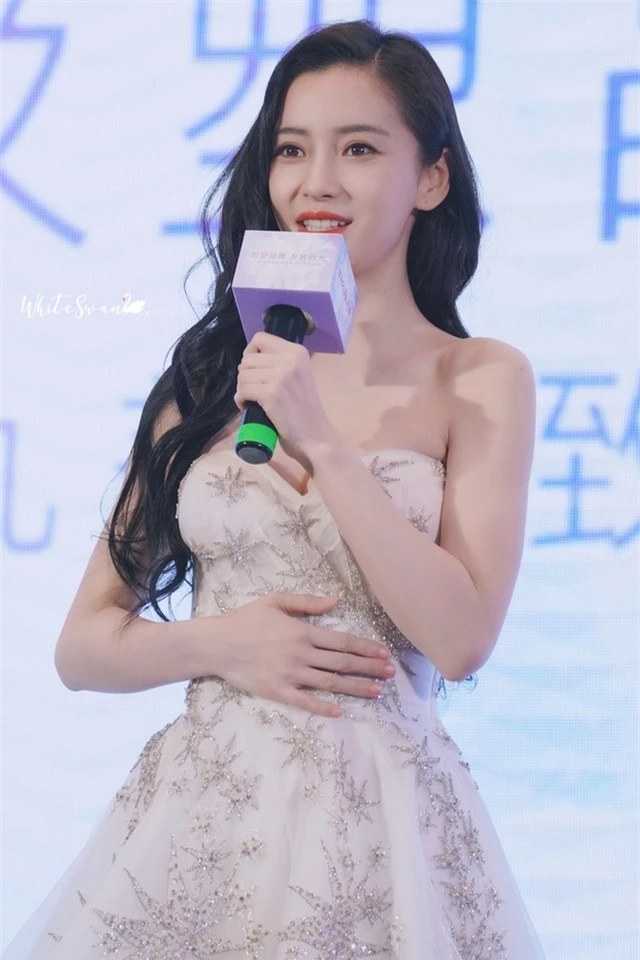 Giữa ồn ào tình tay ba, Angelababy xuất hiện xinh đẹp và quyến rũ - 1