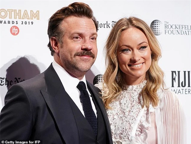 Jason Sudeikis suy sụp khi thấy bạn gái cũ yêu người kém 10 tuổi - 1