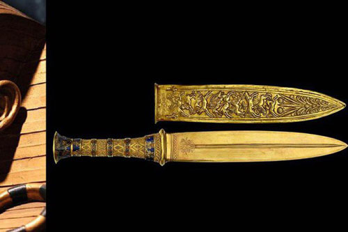 Cận cảnh dao găm sắc lẹm được làm từ thiên thạch