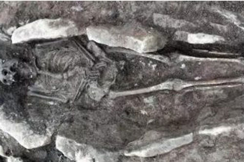 Bí ẩn hàng chục bộ xương trong quan tài đá nằm sâu dưới sân trường đại học