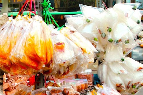 Mối nguy hại của bánh tráng trộn bán tràn lan ngoài cổng trường