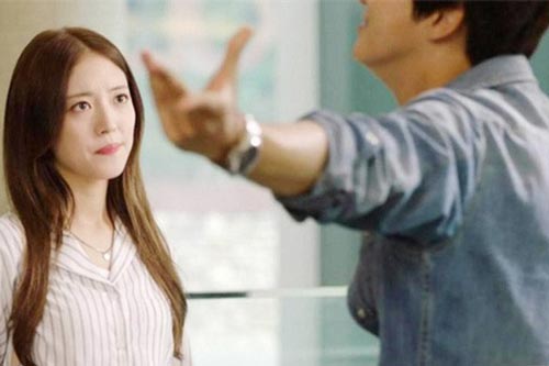 Chị dâu vay 200 triệu đồng của các em nhưng giục mãi không trả, tới lúc làm căng thì ả đưa ra tờ giấy khiến ai nấy hốt hoảng