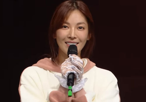 "Ác nữ Penthouse" Kim So Yeon hé lộ lý do để mặt mộc đi show hát giấu mặt