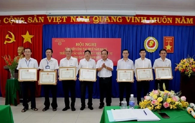 Ông Nguyễn Minh Tâm, Cục trưởng Cục thuế tỉnh Bình Dương trao Bằng khen cho các tập thể hoàn thành xuất sắc nhiệm vụ năm 2020.