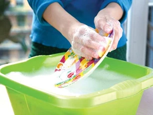 Đổ nước rửa bát lên quần áo, bạn sẽ thấy điều bất ngờ xảy ra