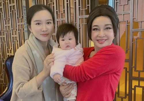 Lưu Hiểu Khánh lại gây sốc với gương mặt khác lạ ở tuổi 71