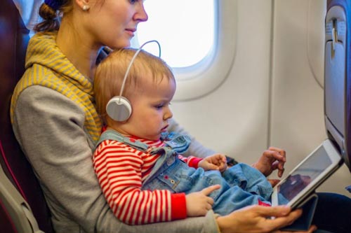 Mẹo hay giúp trẻ không quấy khóc trên máy bay